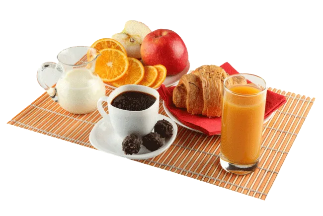 Café da manhã com croissant, suco de laranja, café e frutas